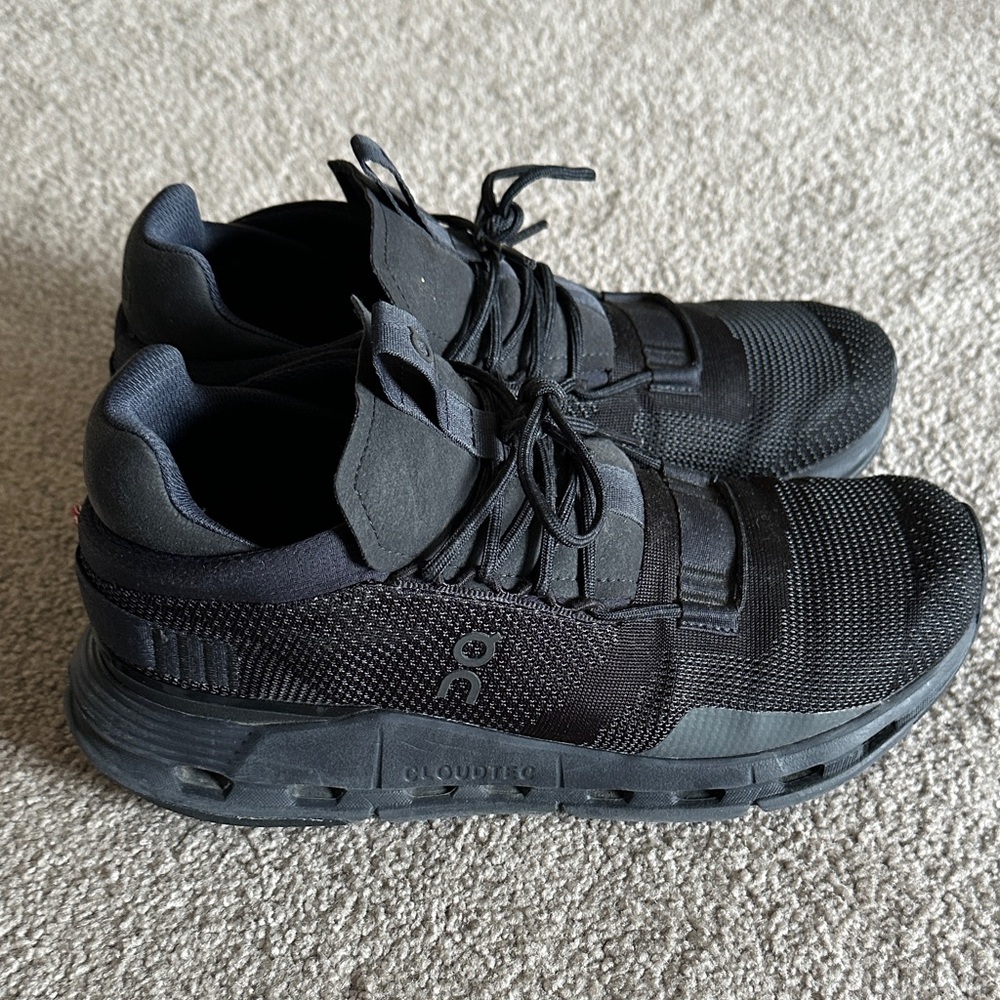 On Cloud women’s size 9 black on black EUC Cloudnova